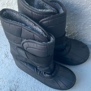 Boys snow boots size 5 children place